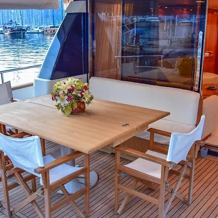 Botel 19 Nineteen Turizm *